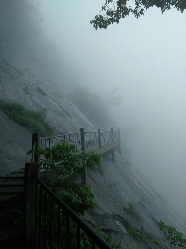 大别山彩虹瀑布高空栈道